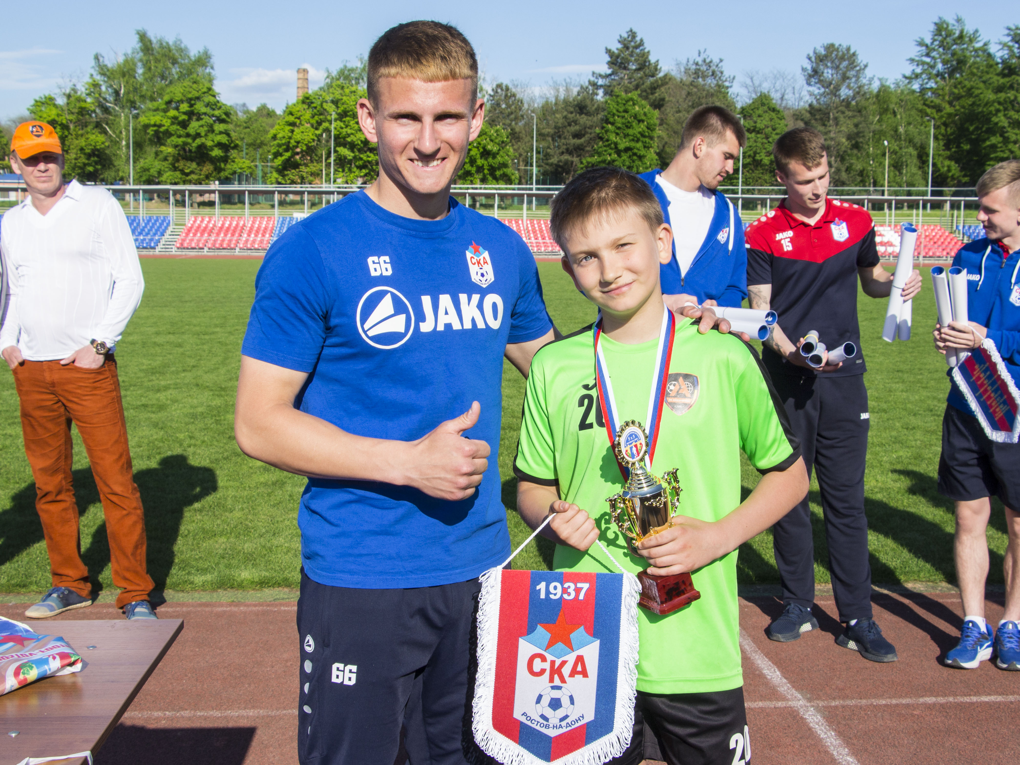 Турнир по футболу. Победа спорт радость. Футбол соревнования. Соревнования по медболу. Спортивная команда.